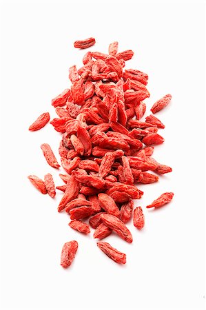 simsearch:659-06902355,k - Dried goji berries on a white surface Stockbilder - Premium RF Lizenzfrei, Bildnummer: 659-08940088