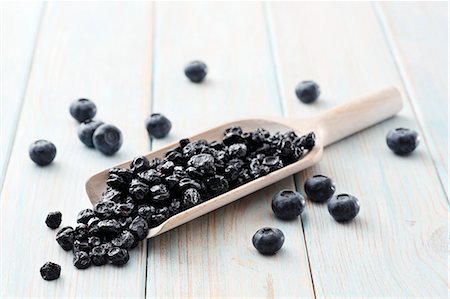 Dried blueberries on a wooden scoop Stock Photo - Premium Royalty-Free, Code: 659-08940083