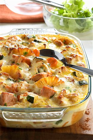 simsearch:659-06495301,k - Salmon gratin with pineapple and courgette Photographie de stock - Premium Libres de Droits, Code: 659-08940095