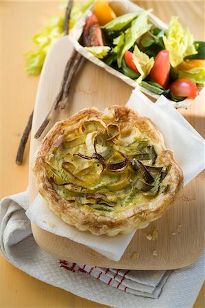 simsearch:659-07068899,k - Mini puff pastry tart with leek and liquorice Photographie de stock - Premium Libres de Droits, Code: 659-08940097