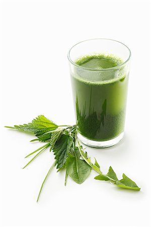 simsearch:659-06183745,k - A green smoothie in a glass on a white surface Photographie de stock - Premium Libres de Droits, Code: 659-08940091