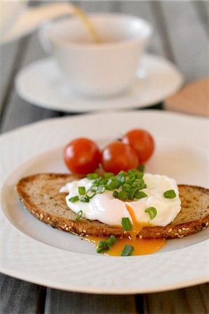 simsearch:659-06903289,k - A poached egg on grilled bread Stockbilder - Premium RF Lizenzfrei, Bildnummer: 659-08940101