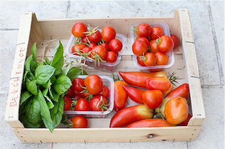 simsearch:659-06902878,k - Various types of tomatoes and a bunch of basil in a wooden crate Foto de stock - Sin royalties Premium, Código: 659-08940116