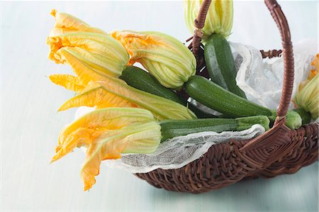 simsearch:659-06155811,k - Courgettes with flowers in a wicker basket Stock Photo - Premium Royalty-Free, Code: 659-08940118