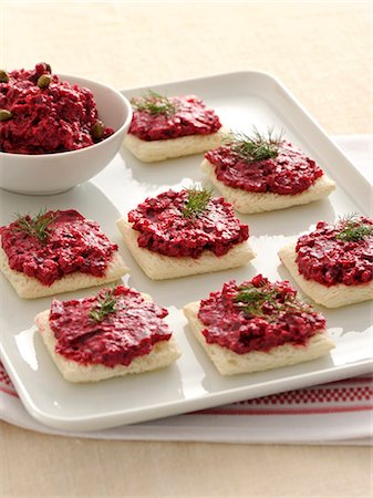 simsearch:659-06902089,k - Crostini topped with a beetroot spread Stockbilder - Premium RF Lizenzfrei, Bildnummer: 659-08940153