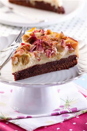 simsearch:659-07598736,k - A slice of chocolate cheesecake with rhubarb Photographie de stock - Premium Libres de Droits, Code: 659-08940195