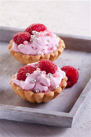 soft fruit tartlet - Cupcakes with raspberry mousse Stock Photo - Premium Royalty-Free, Code: 659-08940198