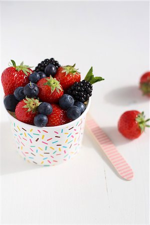simsearch:659-06373226,k - Various berries in a colourful tub Foto de stock - Sin royalties Premium, Código: 659-08940206