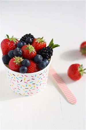 simsearch:659-07610119,k - Various berries in a colourful tub Photographie de stock - Premium Libres de Droits, Code: 659-08940206