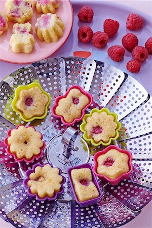 simsearch:659-06670860,k - Steamed mini raspberry clafoutis Stockbilder - Premium RF Lizenzfrei, Bildnummer: 659-08940208