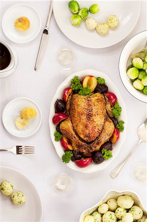 simsearch:659-08940665,k - Roast chicken with potatoes and Brussels sprouts Foto de stock - Sin royalties Premium, Código: 659-08940214