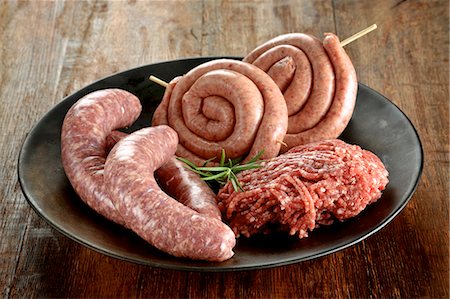 simsearch:659-06372589,k - Raw minced beef and sausages Fotografie stock - Premium Royalty-Free, Codice: 659-08940219