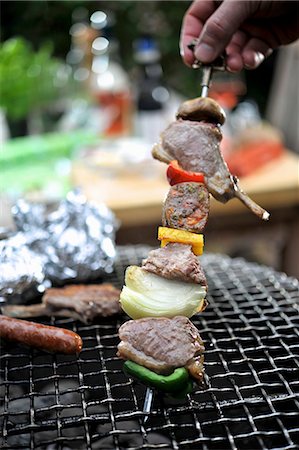 simsearch:659-06186776,k - A meat kebab with peppers and onions on a barbecue Photographie de stock - Premium Libres de Droits, Code: 659-08940225