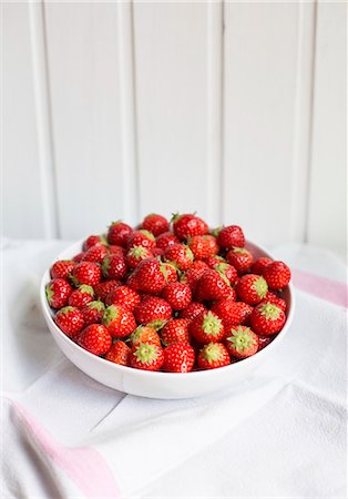 simsearch:659-06186066,k - Strawberries in a bowl Stock Photo - Premium Royalty-Free, Code: 659-08940228