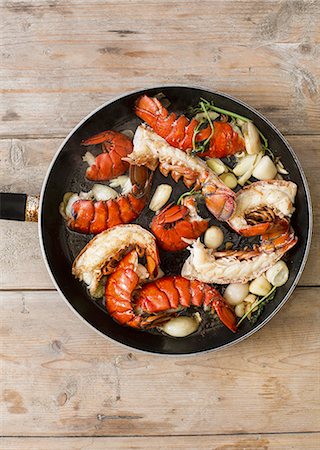 Fried lobster tails with garlic in a pan Foto de stock - Sin royalties Premium, Código: 659-08940231