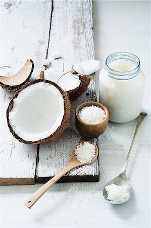 fat (food substance) - Fresh and desiccated coconut with coconut fat Stock Photo - Premium Royalty-Free, Code: 659-08940243