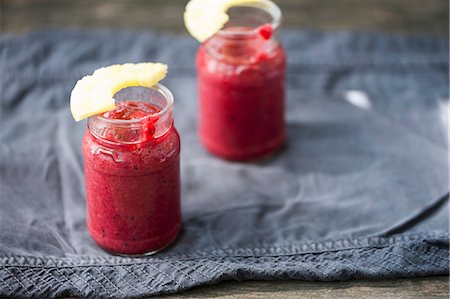 simsearch:659-08906395,k - Raspberry, strawberry and pineapple smoothies Photographie de stock - Premium Libres de Droits, Code: 659-08940254