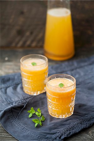 simsearch:659-06373374,k - Citrus fruit juice made with oranges, grapefruit, lemon and mint Foto de stock - Sin royalties Premium, Código: 659-08940250