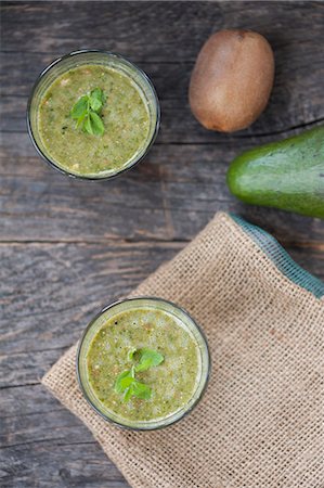 simsearch:659-07610073,k - Green smoothies made with kiwi, avocado and parsley (seen above) Foto de stock - Sin royalties Premium, Código: 659-08940252