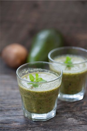 Green smoothies made with kiwi, avocado and parsley Foto de stock - Sin royalties Premium, Código: 659-08940253