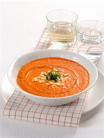 simsearch:659-07958983,k - Cream of pepper soup with feta cheese Foto de stock - Sin royalties Premium, Código: 659-08940269