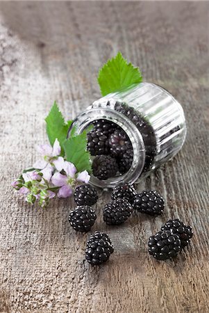 simsearch:659-06186567,k - Blackberries in an overturned jar Stockbilder - Premium RF Lizenzfrei, Bildnummer: 659-08940261