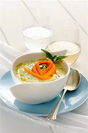 Cold courgette soup Foto de stock - Sin royalties Premium, Código: 659-08940272