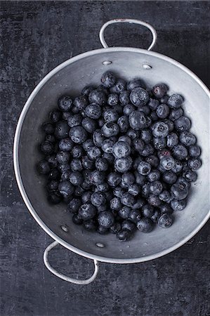 Freshly washed blueberries in an aluminium colander Foto de stock - Sin royalties Premium, Código: 659-08940294