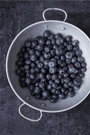 sieve - Freshly washed blueberries in an aluminium colander Photographie de stock - Premium Libres de Droits, Code: 659-08940294