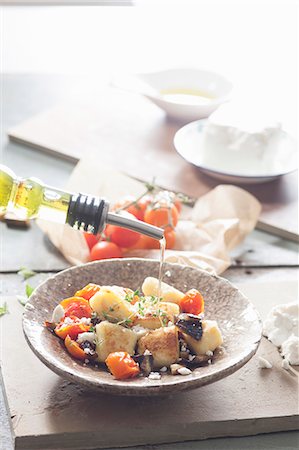 simsearch:659-07958400,k - Fried gnocchi with aubergines and tomatoes Photographie de stock - Premium Libres de Droits, Code: 659-08940302