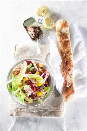 simsearch:659-01859987,k - A mixed salad with tuna fish and baguette (seen from above) Photographie de stock - Premium Libres de Droits, Code: 659-08940310