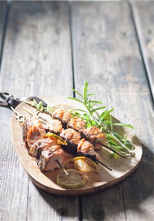 simsearch:659-06495301,k - Salmon and lemon skewers Foto de stock - Sin royalties Premium, Código: 659-08940311