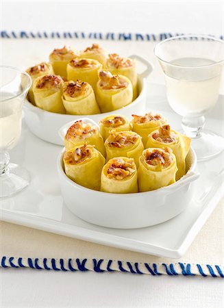 simsearch:659-08905736,k - Cannelloni ripieni (stuffed pasta rolls, Italy) Photographie de stock - Premium Libres de Droits, Code: 659-08940349