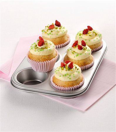 simsearch:659-08905094,k - Lemon cupcakes with pistachios and wild strawberries Photographie de stock - Premium Libres de Droits, Code: 659-08940355