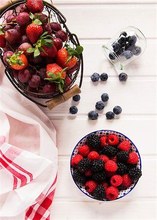 simsearch:659-08940845,k - An arrangement of fresh berries and grapes Foto de stock - Sin royalties Premium, Código: 659-08940375