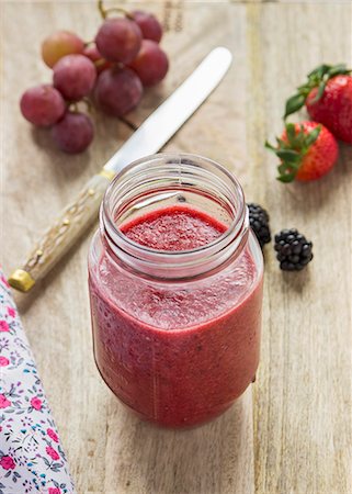 simsearch:659-06373374,k - Berry smoothie Foto de stock - Sin royalties Premium, Código: 659-08940376
