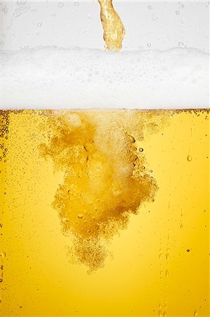 simsearch:659-07610322,k - Pouring beer Foto de stock - Sin royalties Premium, Código: 659-08940371