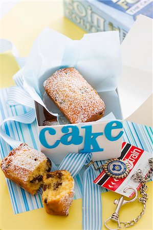 simsearch:659-08905094,k - Mini raisin cakes dusted with icing sugar Photographie de stock - Premium Libres de Droits, Code: 659-08940386