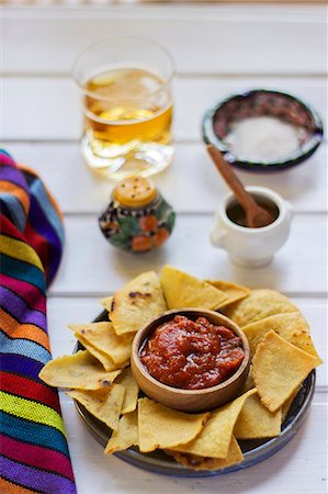 simsearch:659-06153155,k - Totopos with a dip (Mexican snack) Stock Photo - Premium Royalty-Free, Code: 659-08940381
