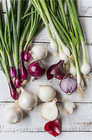 simsearch:659-08940845,k - Red and white onions on a white wooden table Foto de stock - Sin royalties Premium, Código: 659-08940393