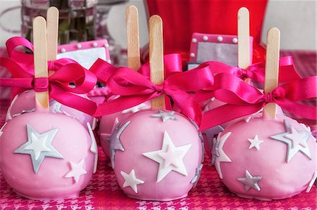 simsearch:659-06903780,k - Pink cake pops decorated with stars Stockbilder - Premium RF Lizenzfrei, Bildnummer: 659-08940407