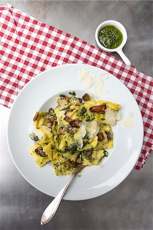 Porcini mushroom ravioli with pasta and Parmesan cheese Photographie de stock - Premium Libres de Droits, Code: 659-08940402