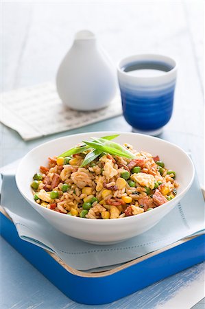 simsearch:659-06186144,k - Fried rice with bacon, egg and peas Foto de stock - Sin royalties Premium, Código: 659-08940422