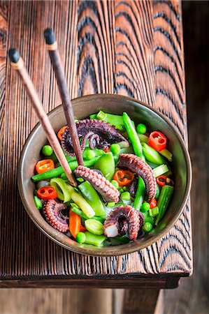 Vegetables with noodles and octopus (Asia) Foto de stock - Sin royalties Premium, Código: 659-08940444