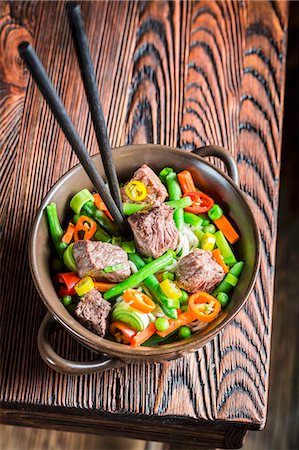 simsearch:659-09124971,k - Fresh vegetables with beef and noodles (Asia) Stockbilder - Premium RF Lizenzfrei, Bildnummer: 659-08940446