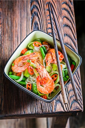 simsearch:659-06902506,k - Prawns and vegetables served with rice noodles (Thailand) Stock Photo - Premium Royalty-Free, Code: 659-08940443