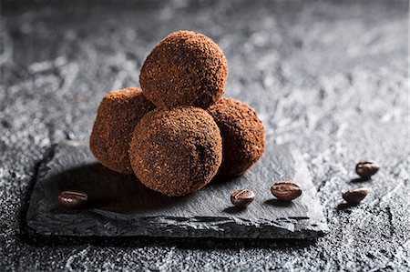 simsearch:659-08940478,k - Truffle pralines with coffee beans on a black stone Stockbilder - Premium RF Lizenzfrei, Bildnummer: 659-08940475