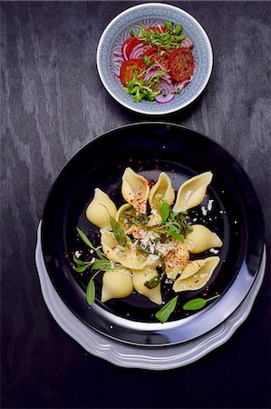 simsearch:659-07599365,k - Shell pasta with sage and a tomato salad Foto de stock - Sin royalties Premium, Código: 659-08940484