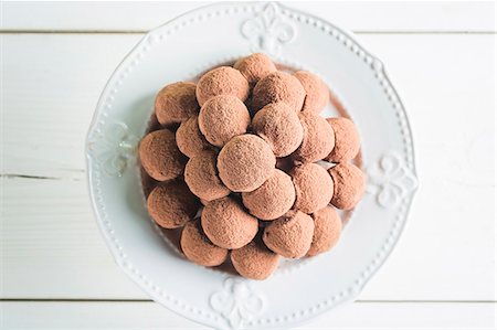 spheres - A pile of chocolate pralines on a white plate Stock Photo - Premium Royalty-Free, Code: 659-08940480