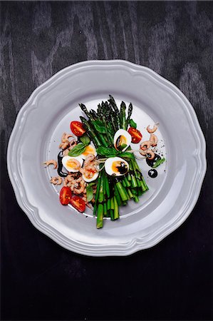 simsearch:659-07958369,k - Green asparagus with quail's eggs, shrimps, tomatoes and balsamic cream Foto de stock - Sin royalties Premium, Código: 659-08940482